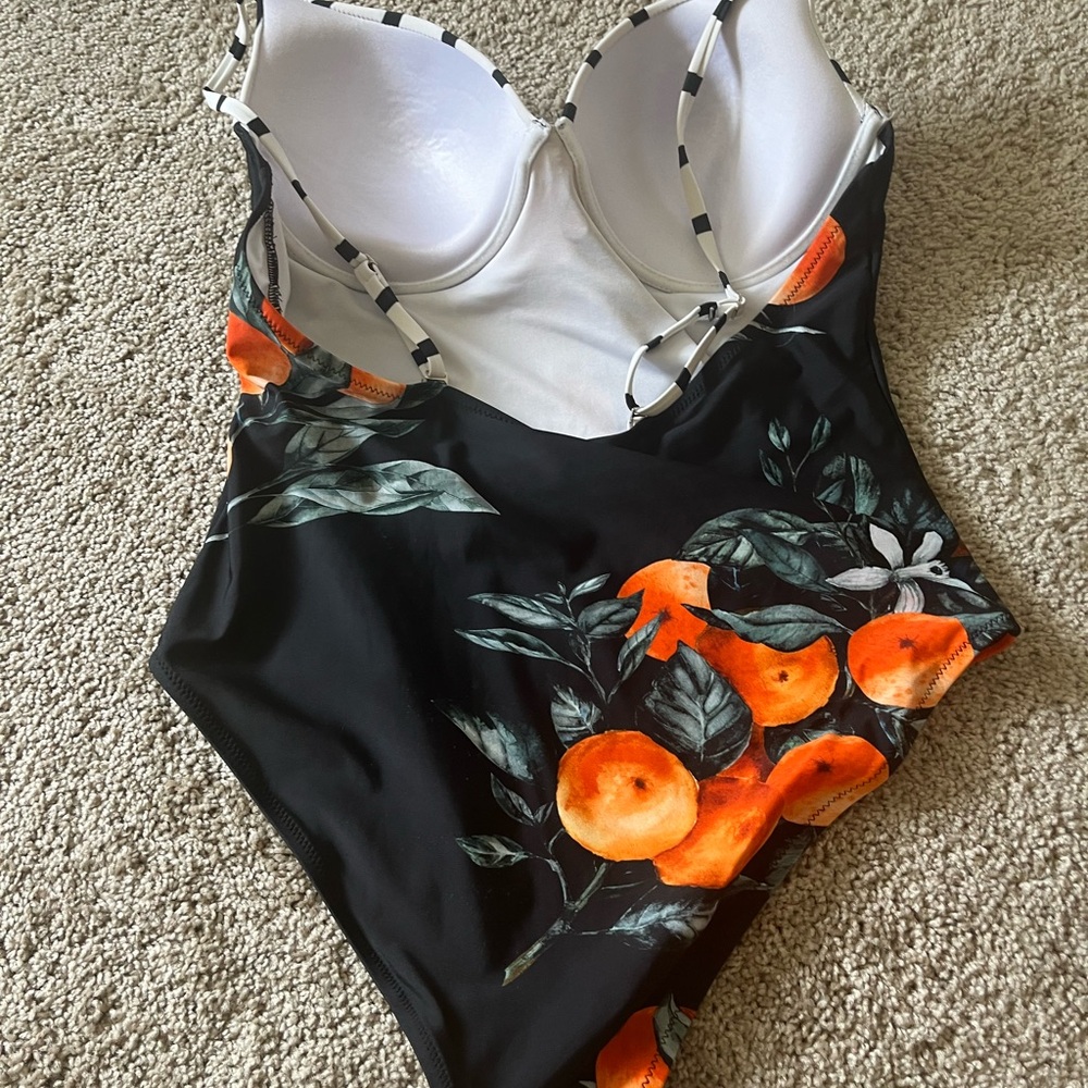 Bathing suit medium - Picture 2 of 2